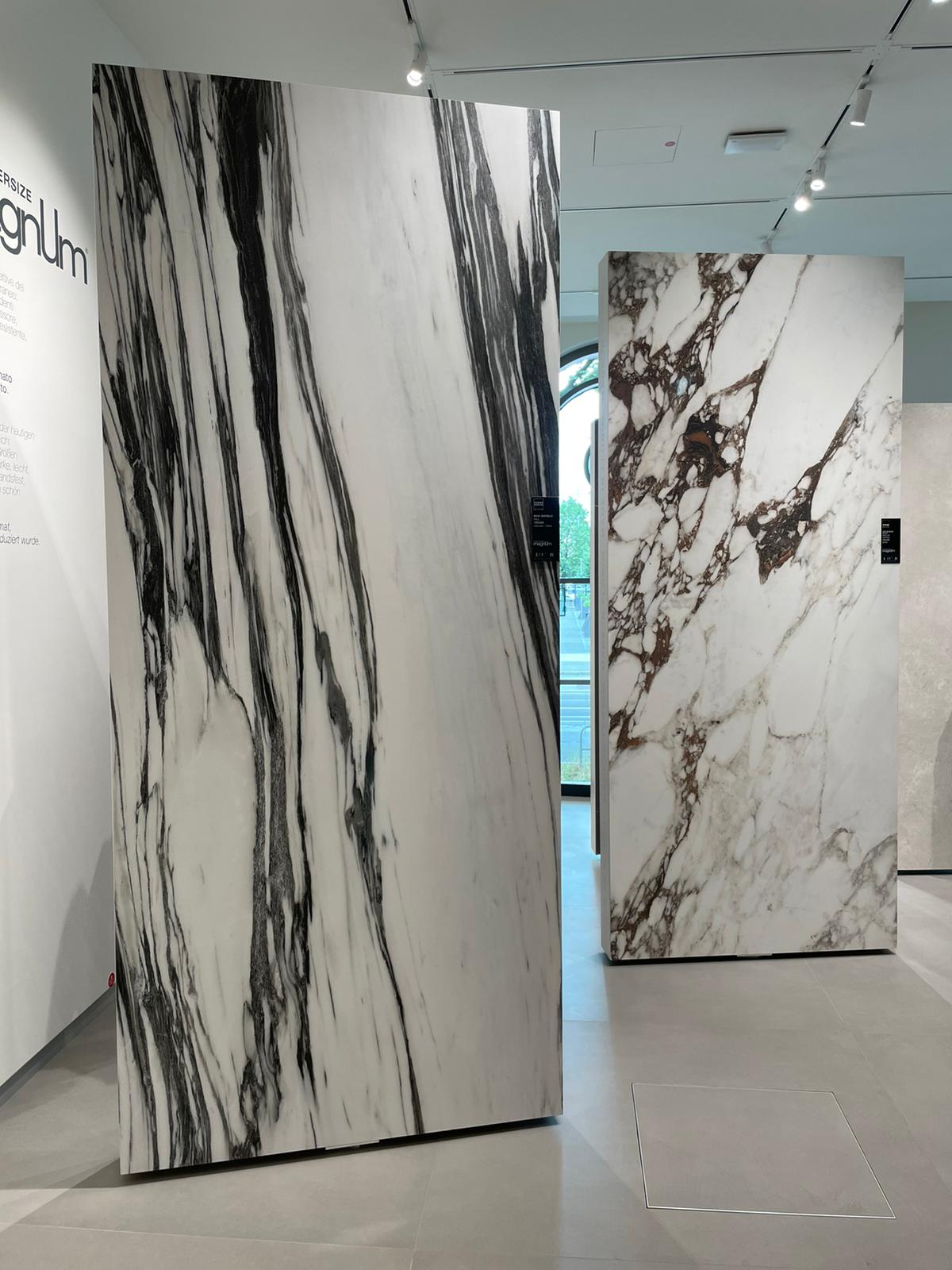 Eine Ausstellung mit großen Marmorplatten in weißen, grauen und braunen Farben.