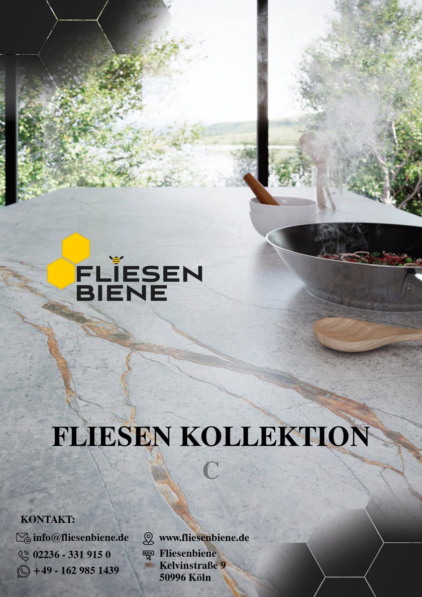 Marmortisch mit Holzutensilien und Pfanne, im Hintergrund ein Wald. Fliesen Biene Logo und Text.