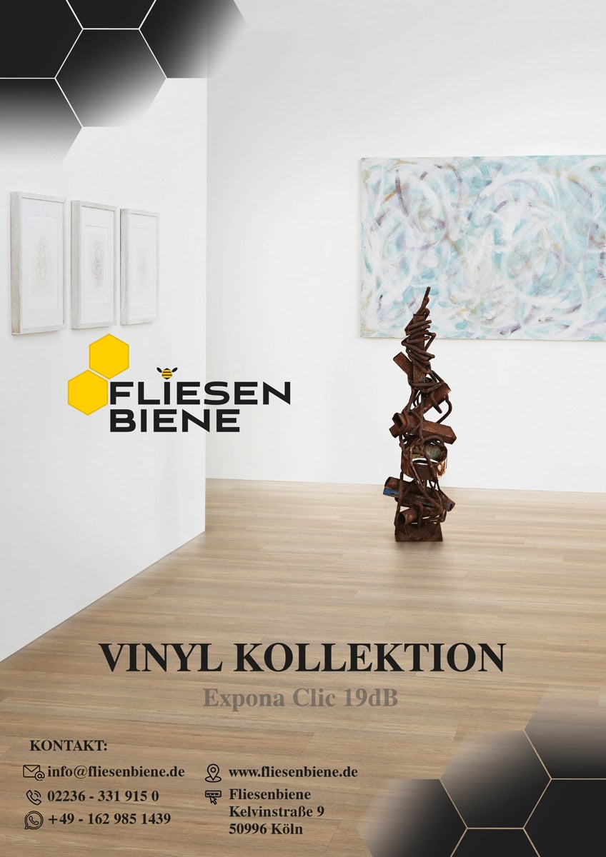 Eine modern dekorierte Kunstgalerie mit Holzstatue und buntem Wandbild. Links: gerahmte Bilder.