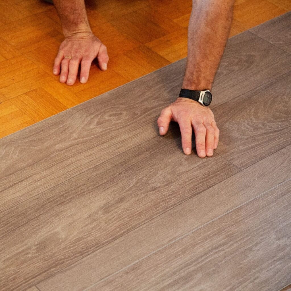 Vinyl auf Parkettboden verlegen, Handwerker