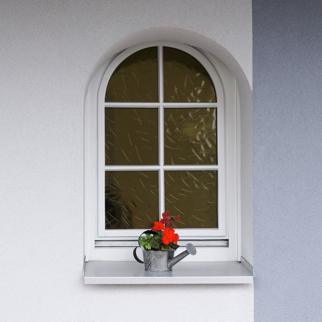 Bogenfenster aus Holz in moderner Fassade
